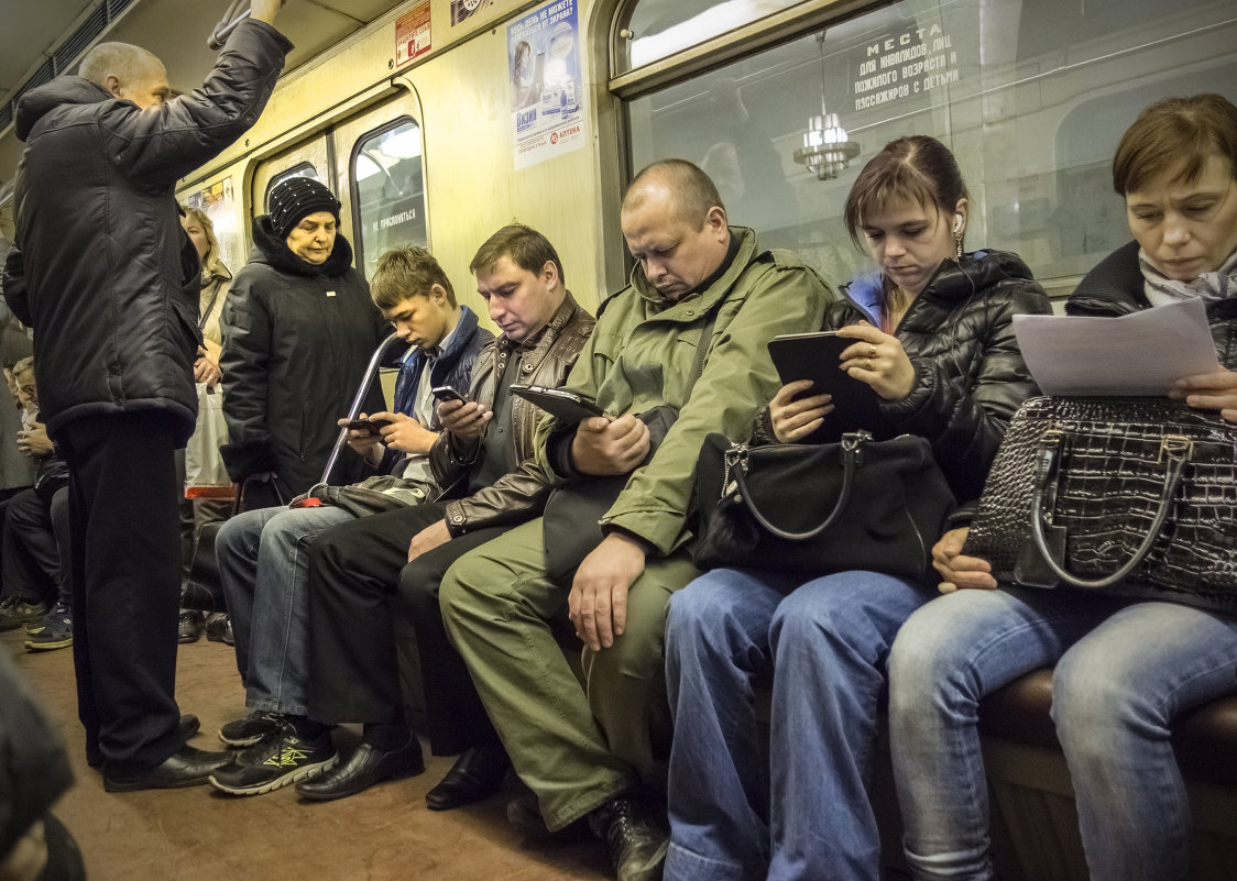 Номер телефона метрополитена. Люди в метро. K.lbdvtnhj. Человек сидит в метро. Русское метро люди.