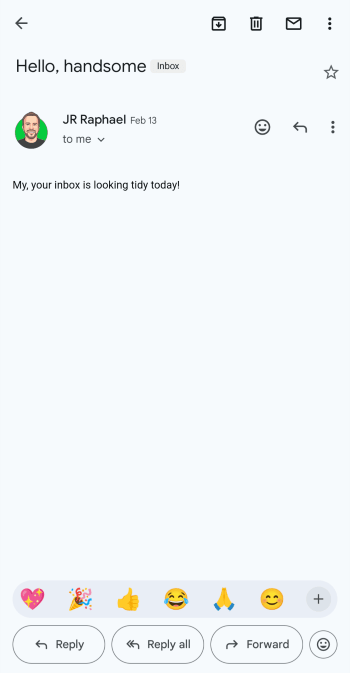 Интерфейс Gmail для Android со значком реакции в виде смайлика вверху и внизу открытого окна электронной почты