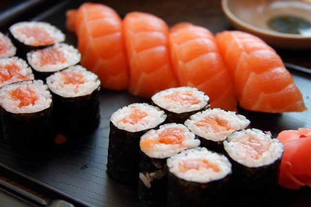 Фото: Суши из лосося / oishithaisushi.com