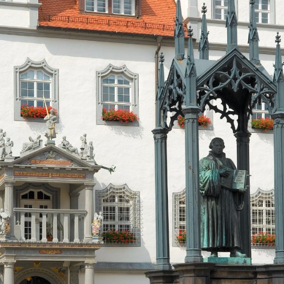 Город Лютера Виттенберг: здание муниципалитета, памятник Лютеру