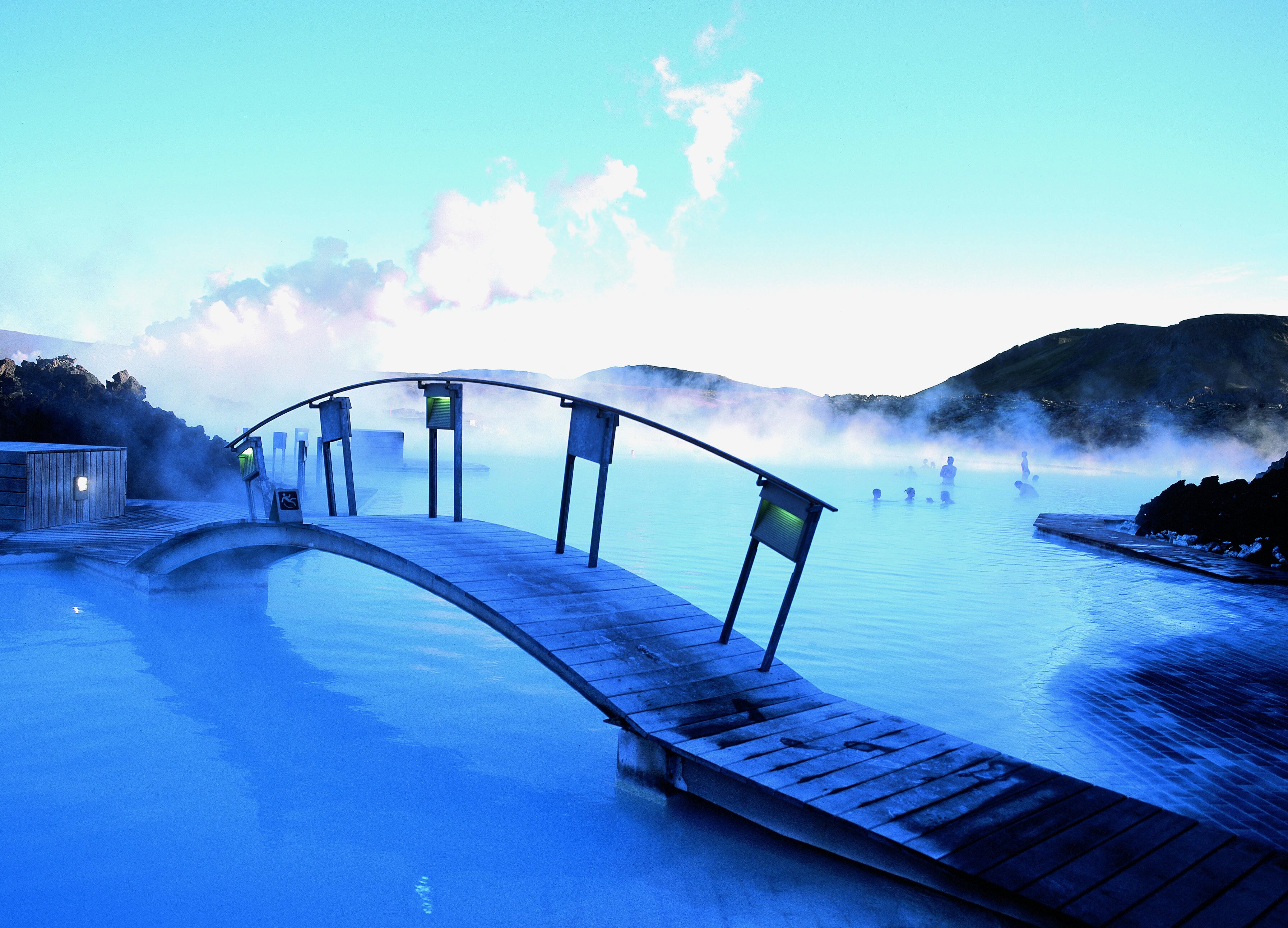 Лучшие. Голубая Лагуна - геотермальный бассейн в Исландии. Голубая Лагуна Исландия фото. Горячий источник в Исландии голубая Лагуна. Исландия голубая Лагуна дорожки.