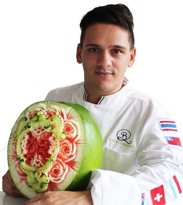 Даниэль Барреси - мастер фруктово-овощного карвинга.