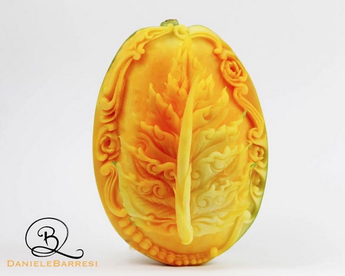 Оригинальное украшение папайи.