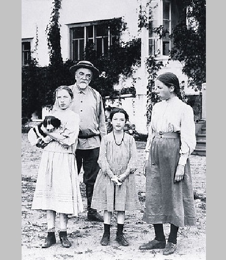 В.Д.Поленов с дочерьми. 