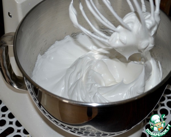 Срок белкового крема. Запеченные взбитые белки с сахаром. Белковый крем. Жидкий белковый крем. Белковый крем подпаленный.