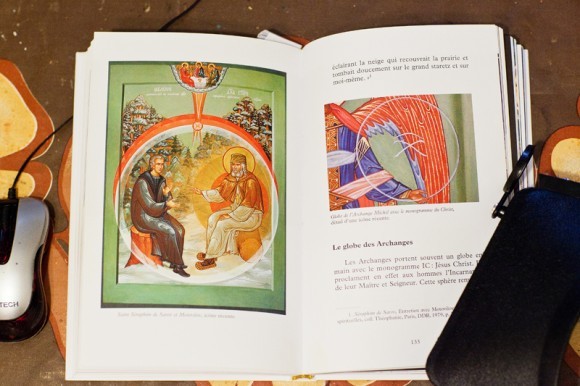 Икона Явления Святого Духа преп. Серафиму как иллюстрация в книге священника Мишеля Кено. Фото Анны Гальпериной