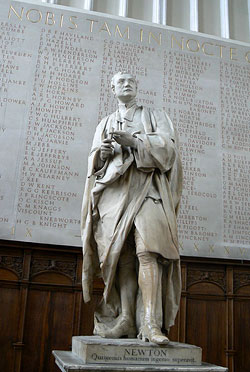 Статуя сэра Исаака Ньютона над входом в Тринити-колледж, Кембридж