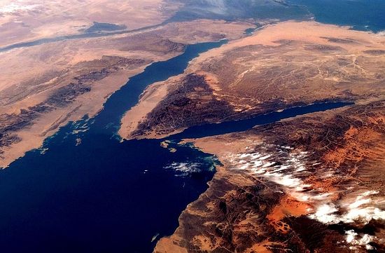 Синайский полуостров. Акабский залив (справа)