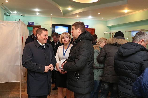 Андрей Бочаров ознакомился с организацией работы избирательных участков в Средней Ахтубе