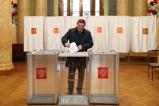 Андрей Бочаров проголосовал на избирательном участке в волгоградском планетарии