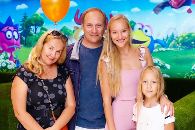 Евгений Сидихин с женой Татьяной и дочерьми Полиной и Анфисой