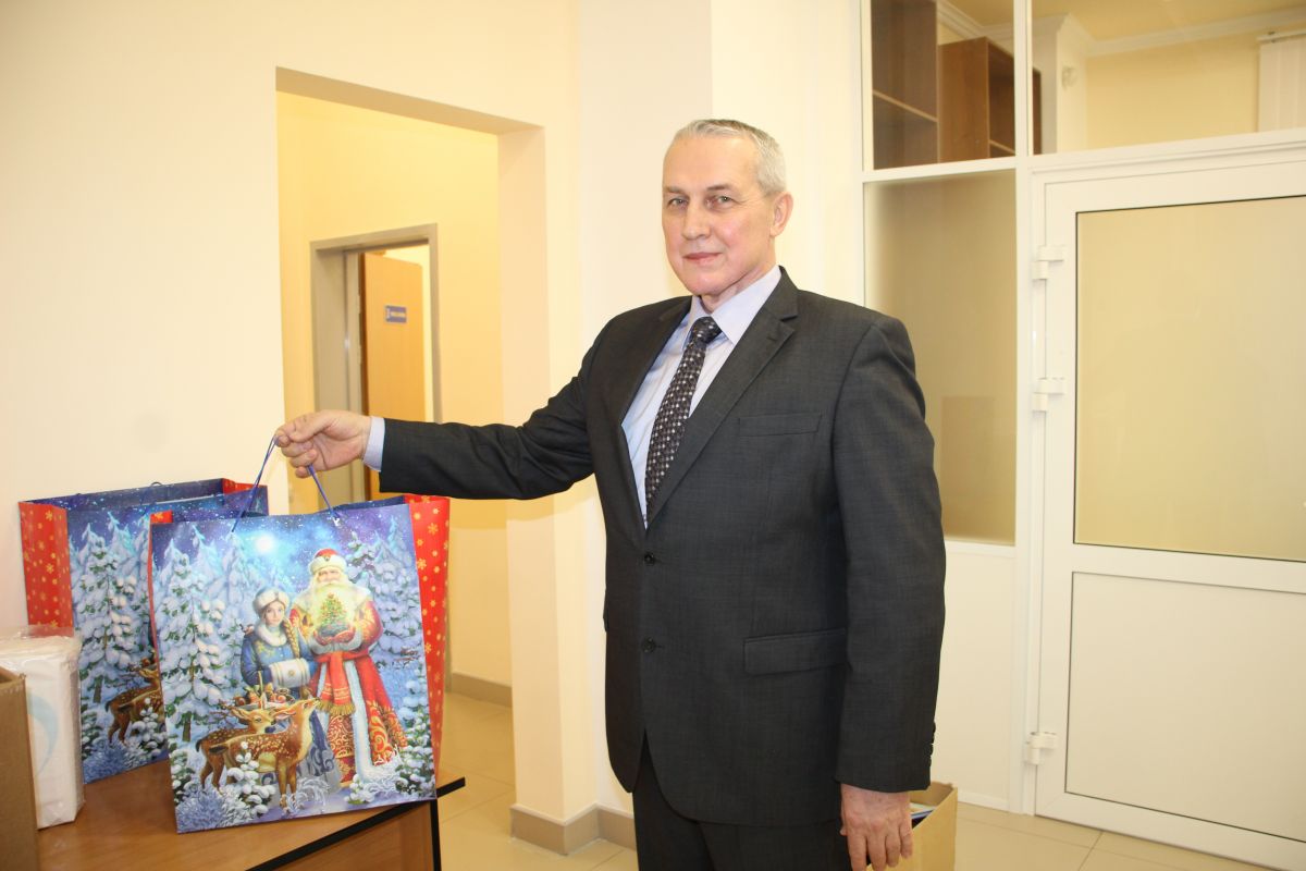 Депутат Государственного Собрания Валерий Ларин принял участие в акции «Серебряная ёлка»