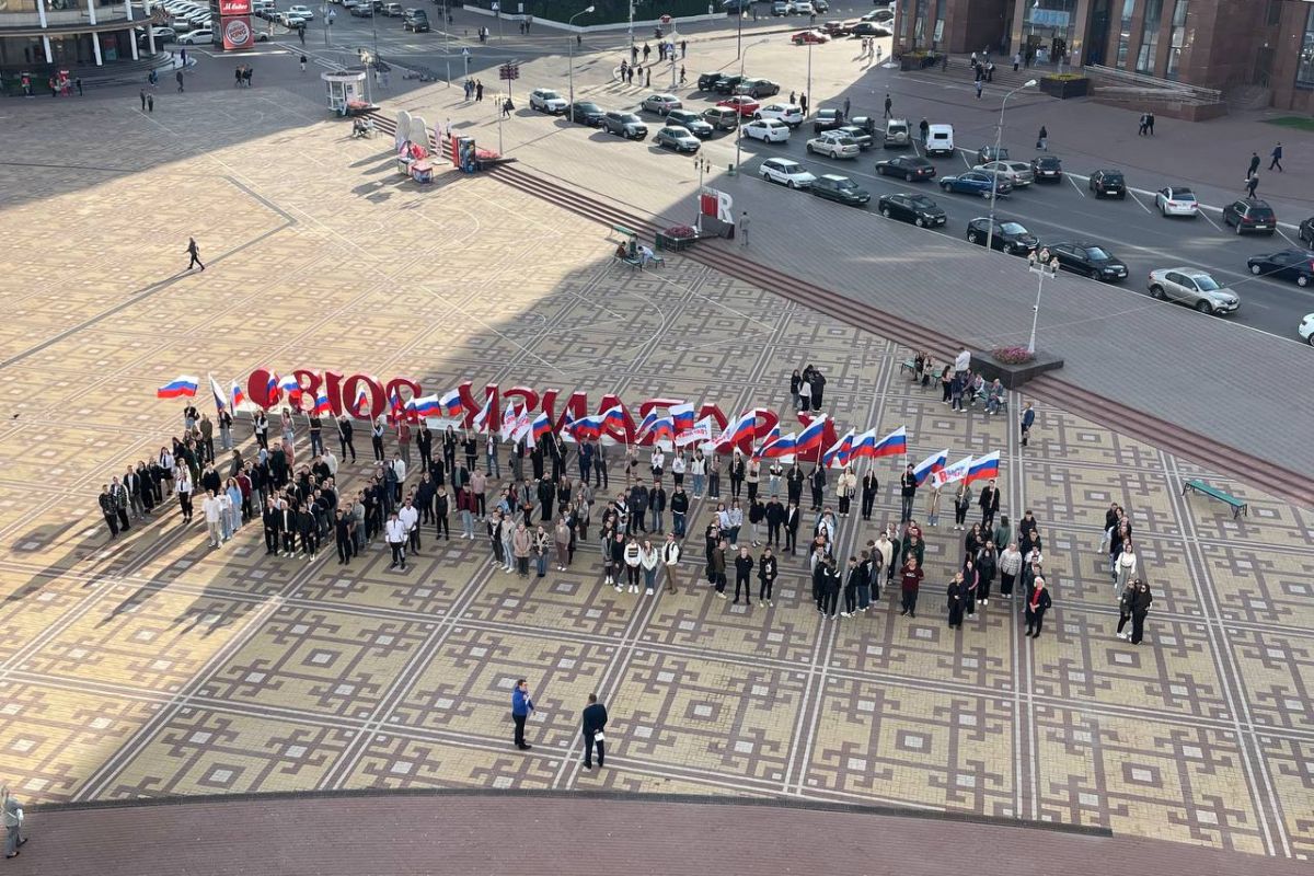 В Саранске в преддверии годовщины воссоединения ЛНР, ДНР, Херсонской и Запорожской областей с Россией молодежные активисты «Единой России» организовали флешмоб