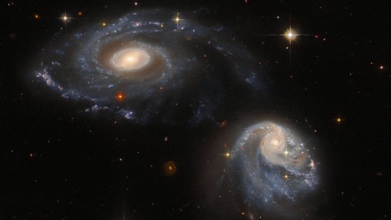 Космический телескоп "Хаббл" наблюдает за разрушительным танцем галактик на новой фотографии