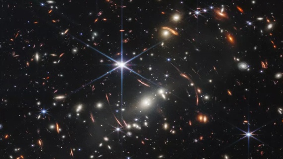 Космический телескоп Уэбба обнаружил "Блестящую галактику", в которой могут находиться первые звезды Вселенной