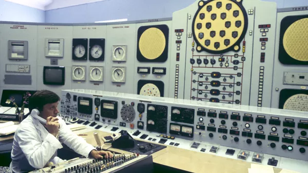 Инженер-оператор Сергей Соколов в реакторном зале Обнинской АЭС. 1984 год 