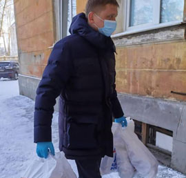 Врачам ковидного госпиталя в
Ангарске доставили горячие обеды