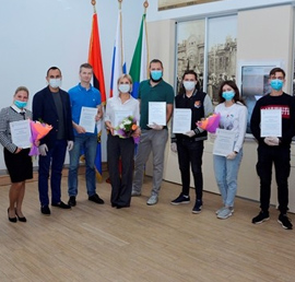 В Хабаровске наградили волонтеров,
которые в период пандемии помогали
ветеранам