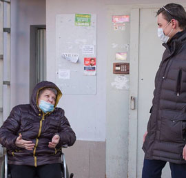 Депутат передал переносной
телескопический пандус
женщине-инвалиду из Нижнего
Новгорода