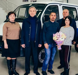 Многодетной семье с восемью детьми
из Тюменской области подарили
микроавтобус