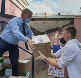 Мурманские сторонники «Единой
России» передали соцучреждениям
региона более пяти тысяч книг