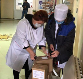 Депутат привез защитные халаты и
средства дезинфекции районной
больнице в Ставропольском крае