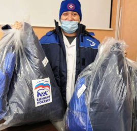 Сотрудников поликлиники во
Владивостоке обеспечили теплой
одеждой