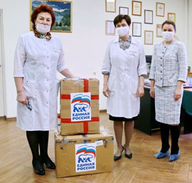 Новосибирские волонтеры
обеспечили ковидную бригаду детской
больницы защитными костюмами
