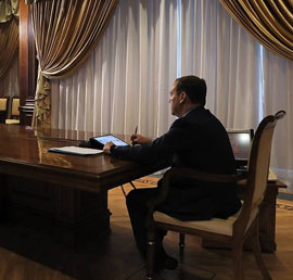 Дмитрий Медведев предложил ввести
материальную компенсацию за
внеурочную работу