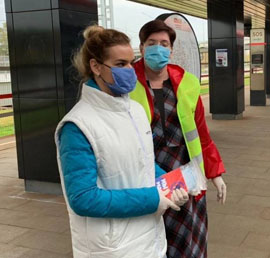 Молодогвардейцы Подмосковья
раздают медицинские маски пассажирам
общественного транспорта