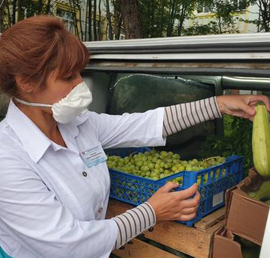 Врачам Мурманской областной
больницы передали более тонны фруктов
и овощей