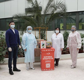 Детским больницам Якутии передали
подарки в рамках акции «Коробка
храбрости»