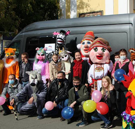 Саранский городской центр театра и
кино получил новый гастрольный
микроавтобус