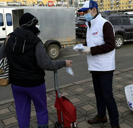 Кировские волонтеры раздадут сто
тысяч масок жителям региона