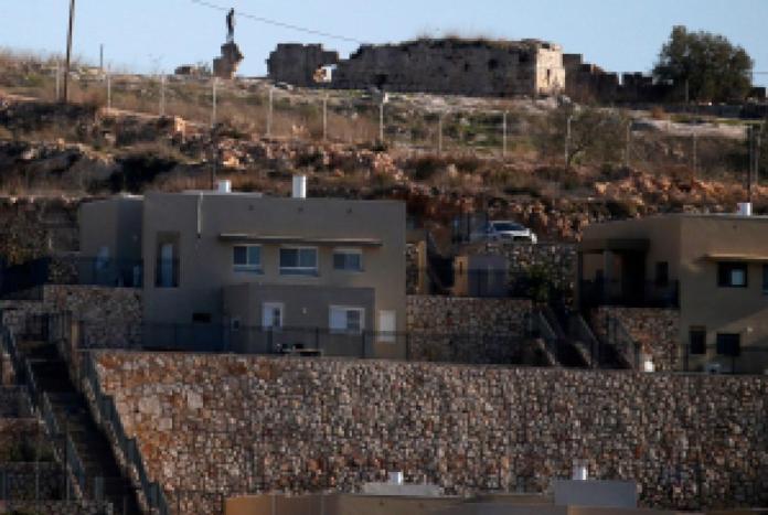 Opći pogled snimljen 23. siječnja 2017. iz palestinskog sela Rafat na Zapadnoj obali prikazuje izraelsko židovsko naselje Leshem (u prvom planu) i palestinsku arheološku utvrdu Deir Samaan (u pozadini). / AFP / JAAFAR ASHTIYEH (Fotografija bi trebala glasiti JAAFAR ASHTIYEH/AFP putem Getty Imagesa)