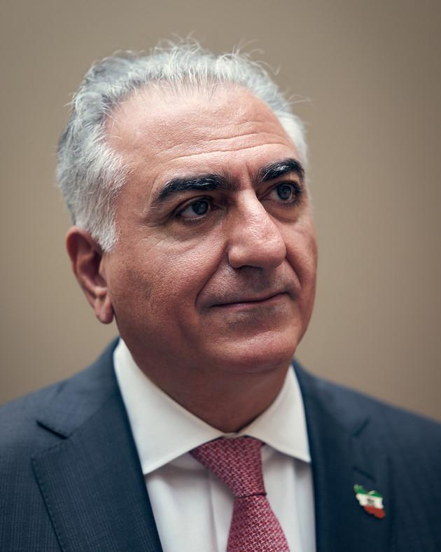 Reza Pahlavi pozira za portret.