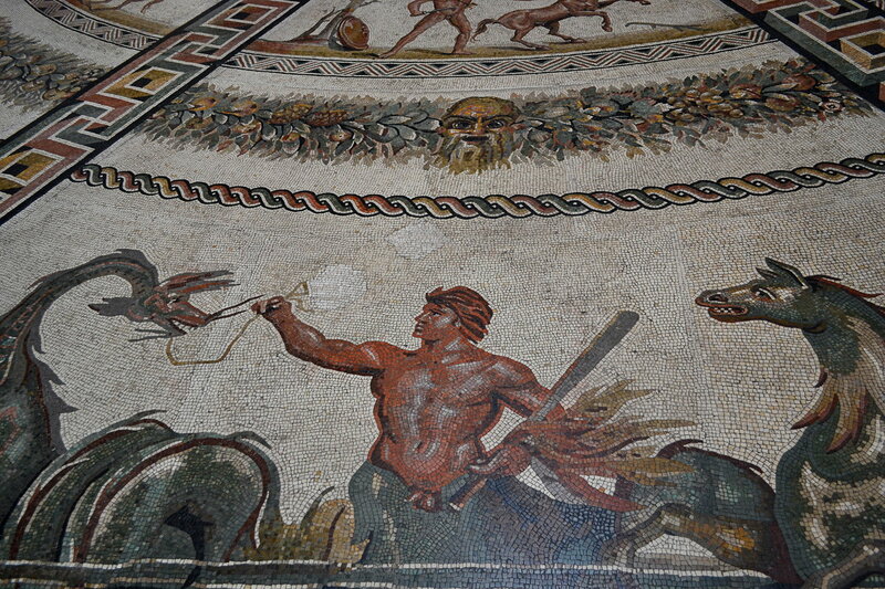 Пол украшает римская мозаика