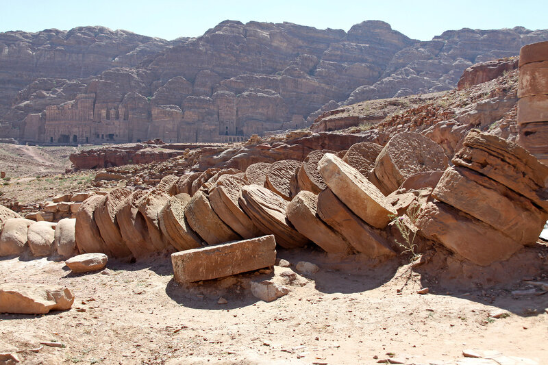 Каменные диски от гигантских колонн храма