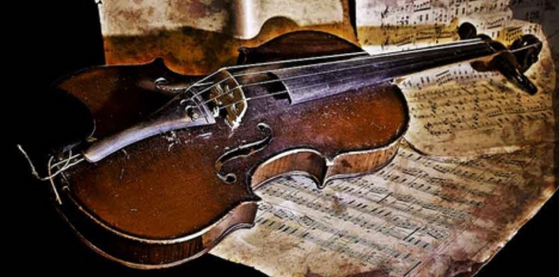 Скрипка неизвестного мастера. Старинная скрипка. Старая скрипка.
