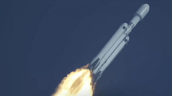 SpaceX наконец-то снова запускает самую мощную ракету в мире.