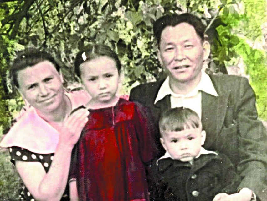 Семья Шойгу: мама Александра Яковлевна, отец Кужугет Сереевич, старшая сестра Лариса и Сергей. Фото из семейного архива 