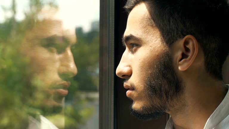 Более 18 200 видеороликов "Смотрящая в отражение в зеркале" и видеоматериалов без роялти - iStock | Женщина, смотрящая в отражение в зеркале