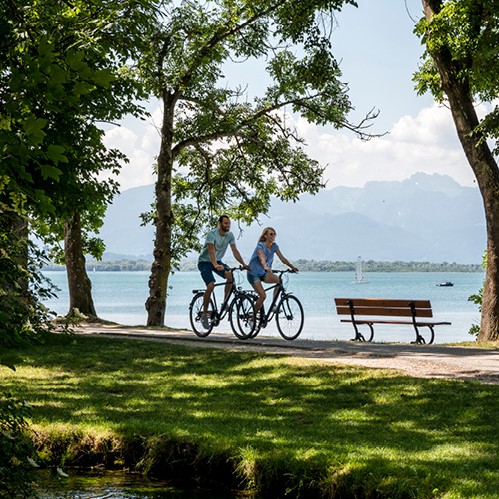 Chiemsee: Pärchen fährt Fahrrad am See